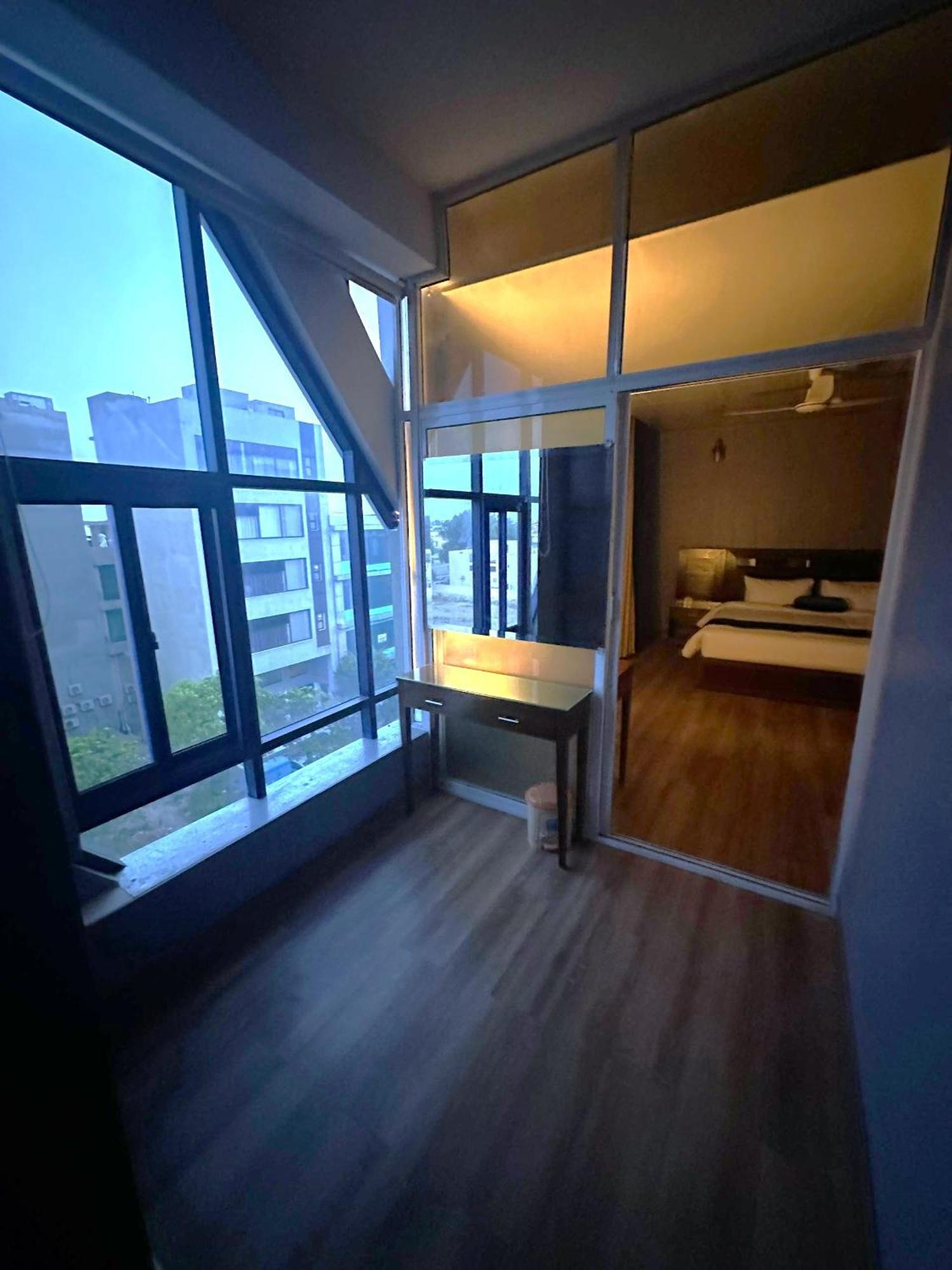 Luxury Apartment In Dha Phase 8, Near Allama Iqbal International Airport 라호르 외부 사진