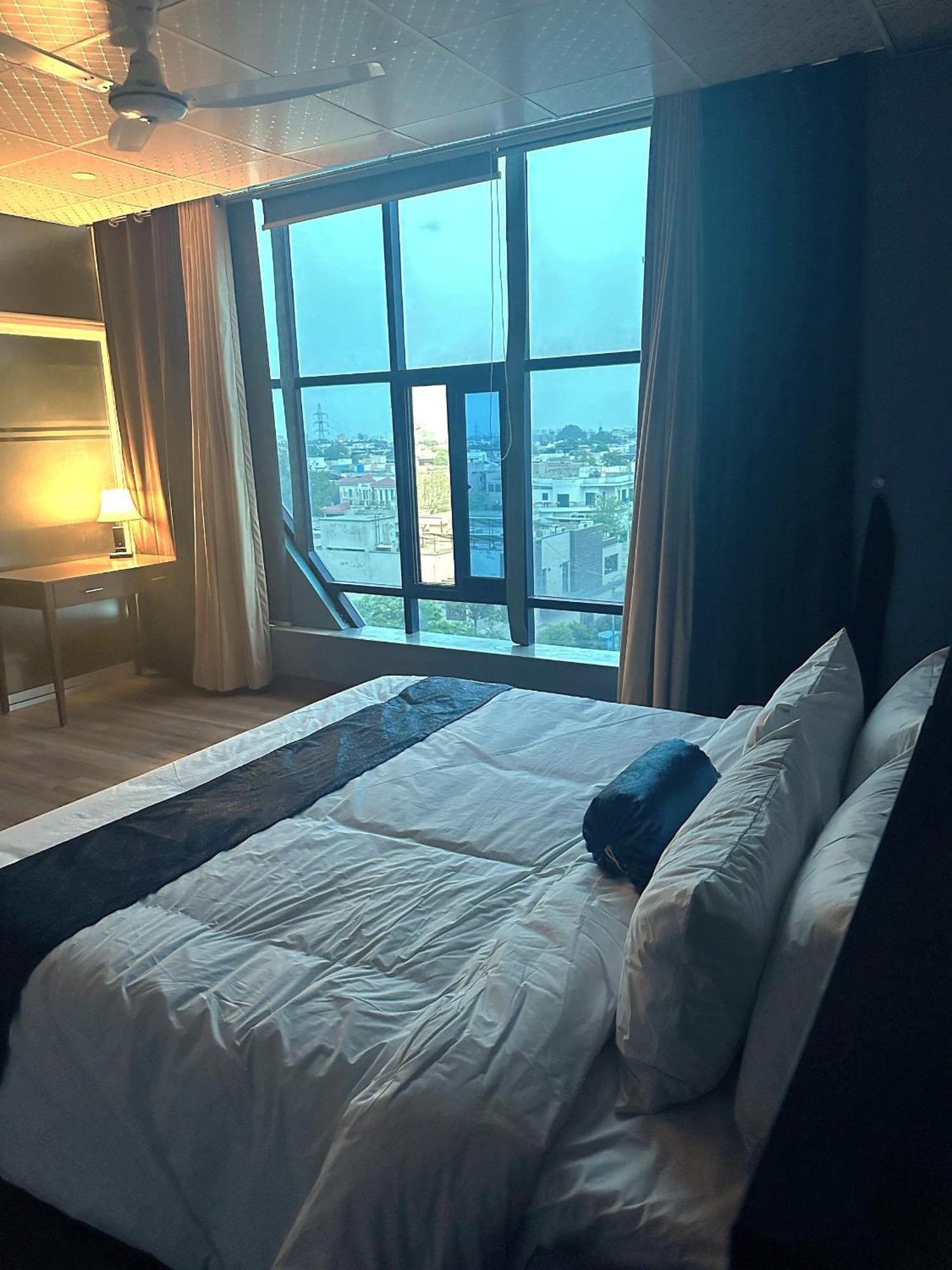 Luxury Apartment In Dha Phase 8, Near Allama Iqbal International Airport 라호르 외부 사진